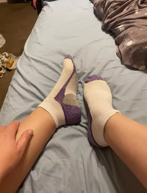 [Selling] Just your MILF neighbor lounging in her cute socks 🤭💕