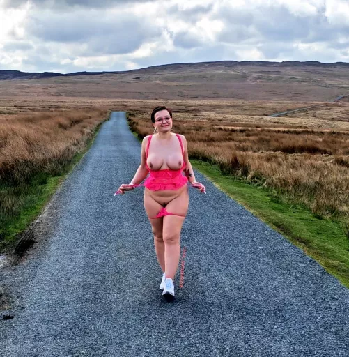 A UK cougar roaming the wild moors xx 42 5ft female 