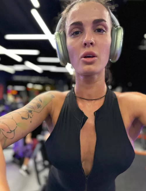 I make sure to take selfies after the workout