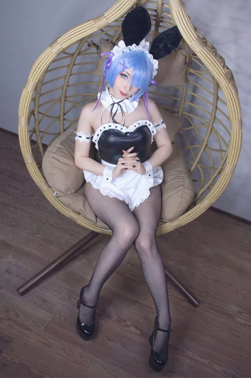 Rem cosplay by (Shiroktsne) 