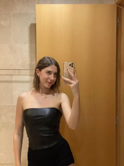 This black dress looks really gorgeous on me
