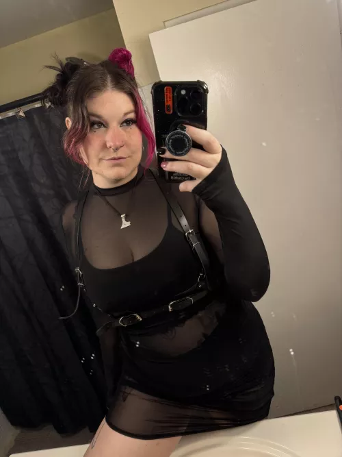 Wore my big goth boots that make me 6’8”. I heard some guys talk about me on my way in…i wonder what they said. [f] 6ft