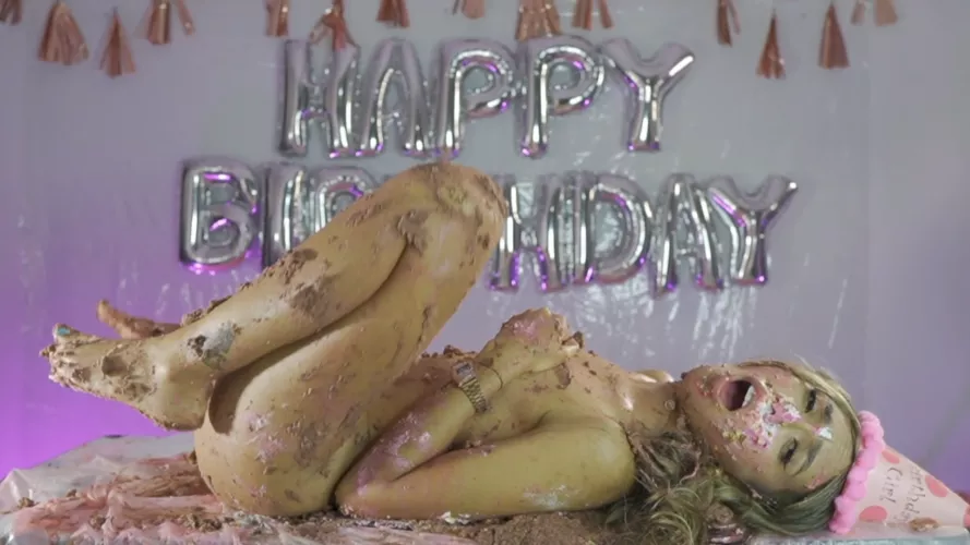 I celebrated my birthday with a big cake, but the guests never thought I would make such a big mess