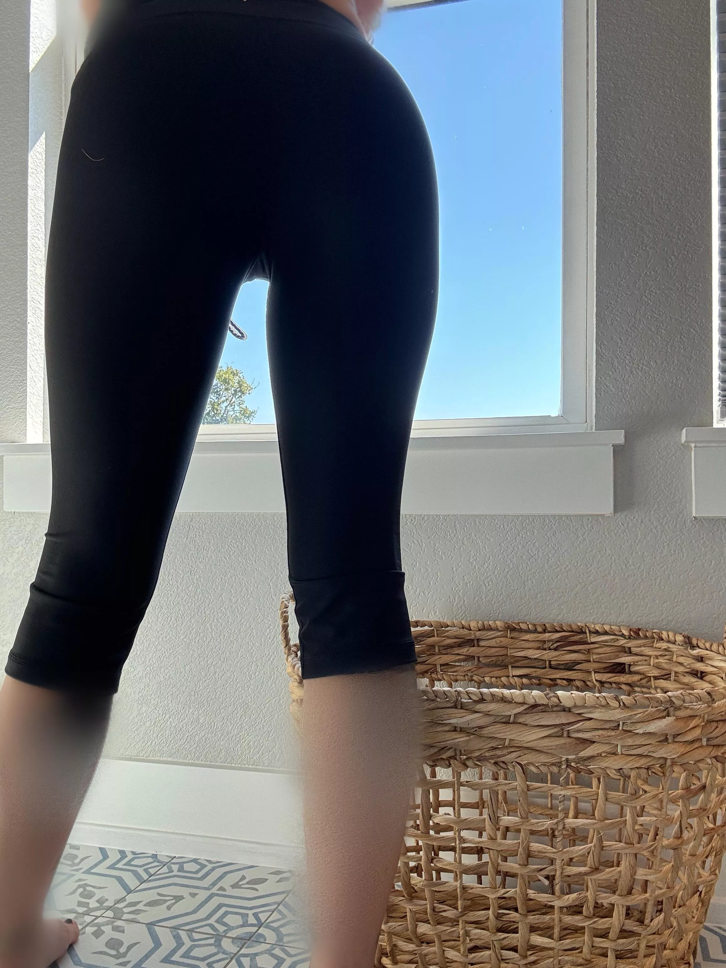 Classic black yoga pants for the win 🦄