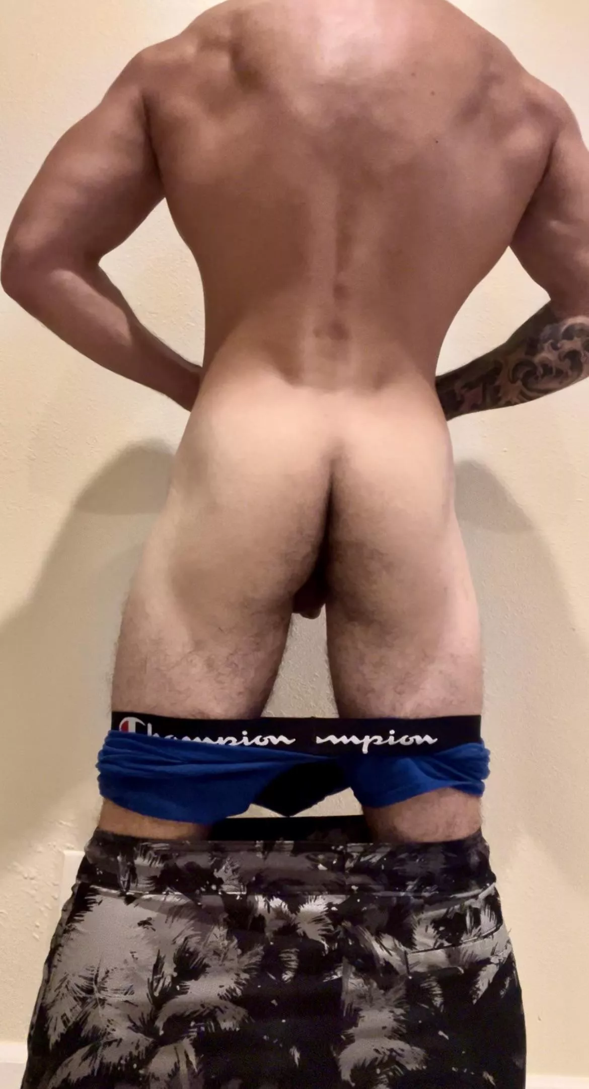 CUM comb my hairy asscheeks 😈😈