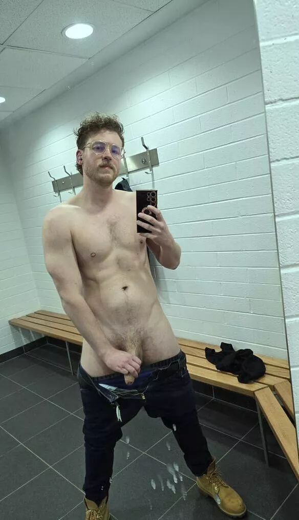 Public locker room, no lofks 😈