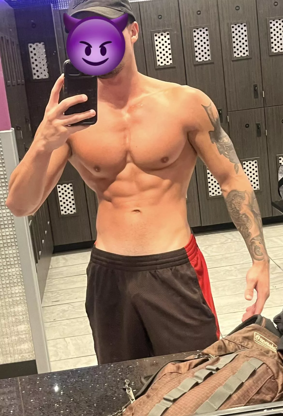 V line check at the gym’s locker 😁😁🥰