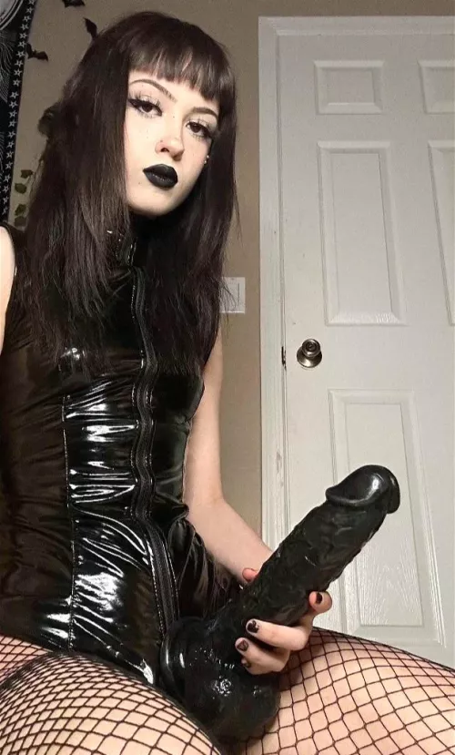 Worship your goddess..on your knees 👿