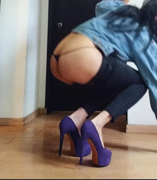 Boss keeps dropping stuff when I'm around 😳 not sure why (oc) (f) 29