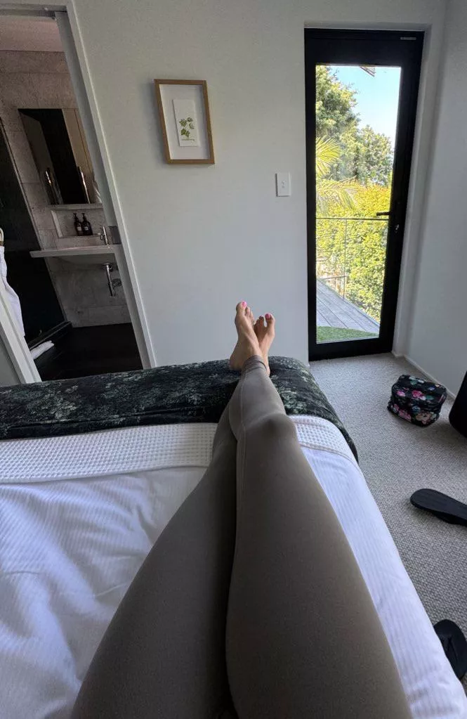 I think a good foot worship would cure my hangover right now 😅