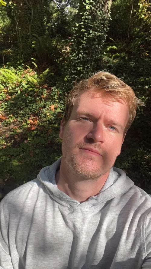 Organised a giraffe feeding at work for a date and the guy stood me up. Currently running off the blues. What am I doing wrong bros? 🦒