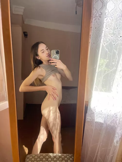 Be honest, can a girl with flat chest still be hot ??