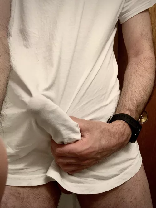 Tall t-shirt cut, perfect to hide it
