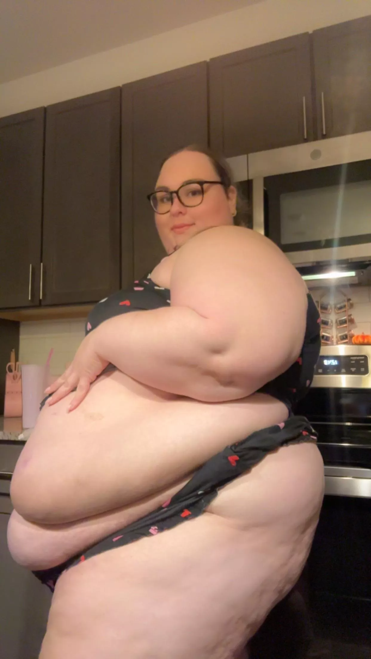Does this sub love genuine ssbbws? 430lbs of fatty. Wwyd if you came home to this every day 😝 