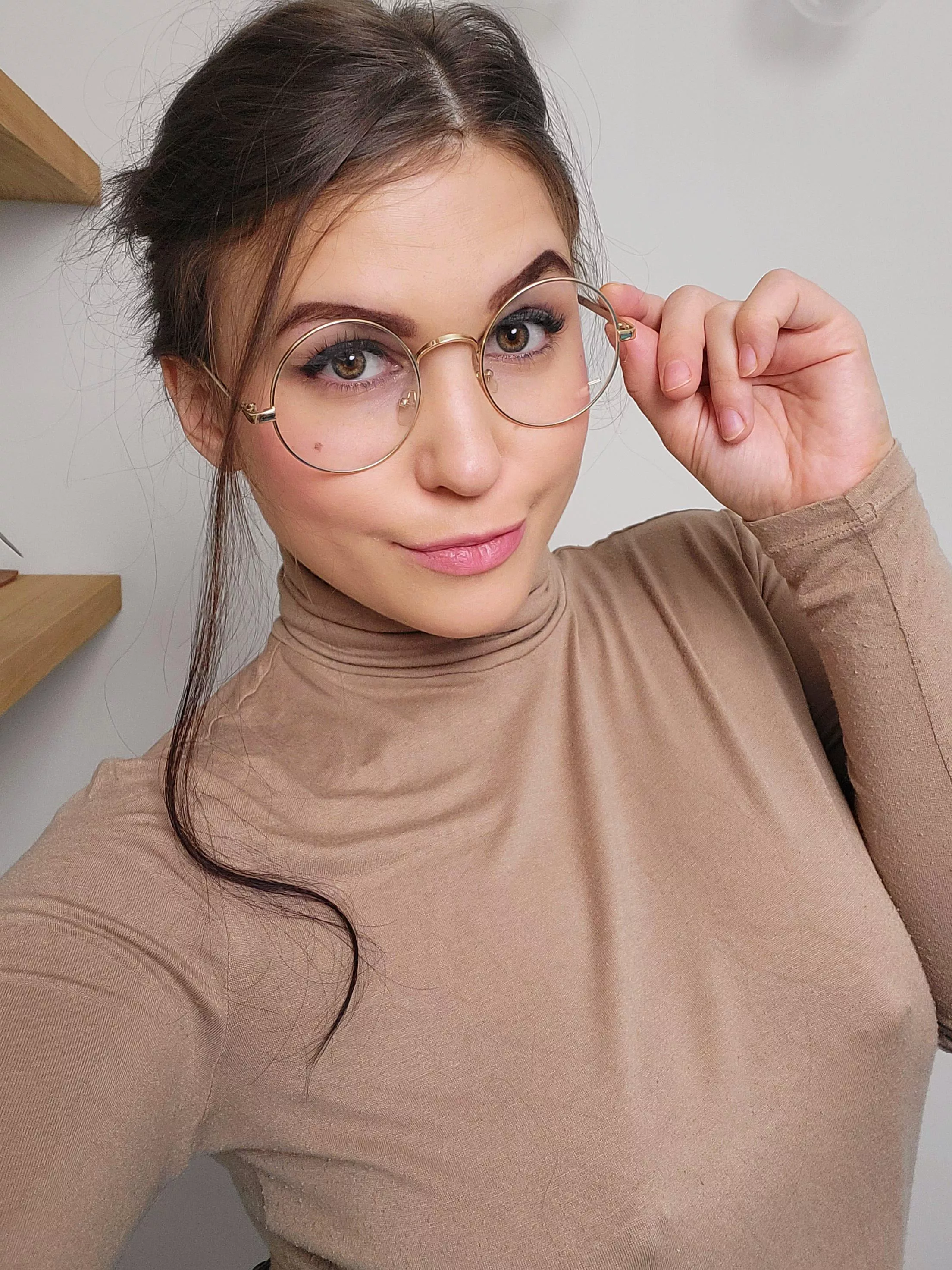 Heyy welcome to my room on @chaturbate 🥰 [Tiny_hat] 