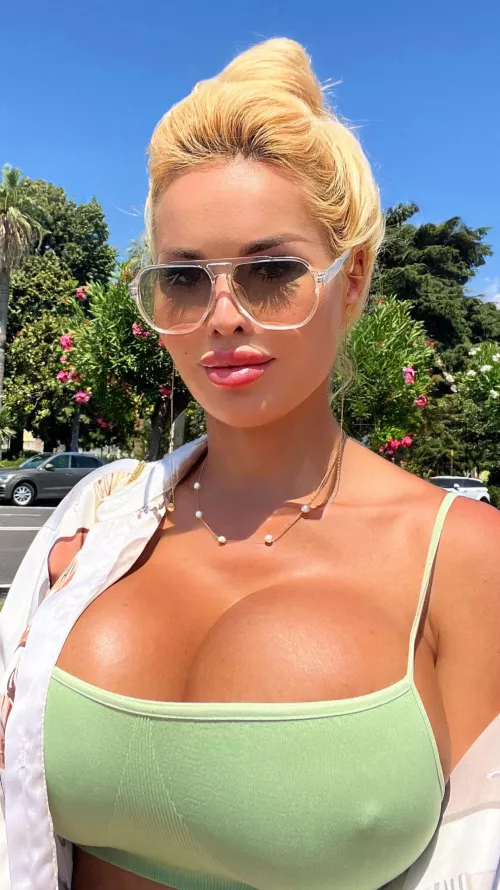 my lips shine so good like a sugar candies