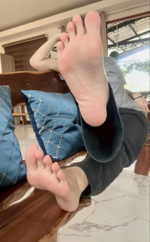 Show me how weak you are for my soles 🤭