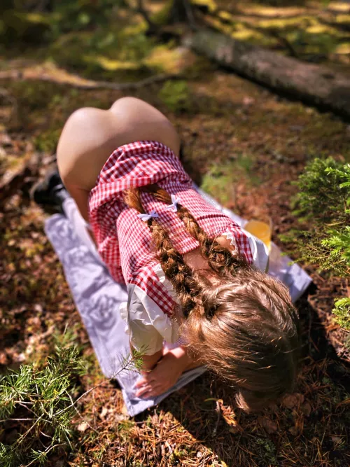 You're about to creampie the slutty waitress from the Oktoberfest 😋