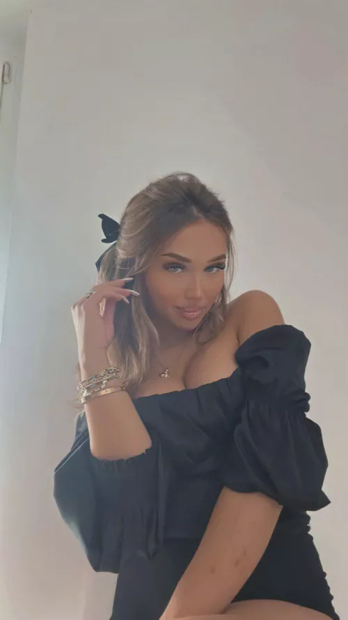 Cute tan and black outfit, I feel this is making me so classy F19