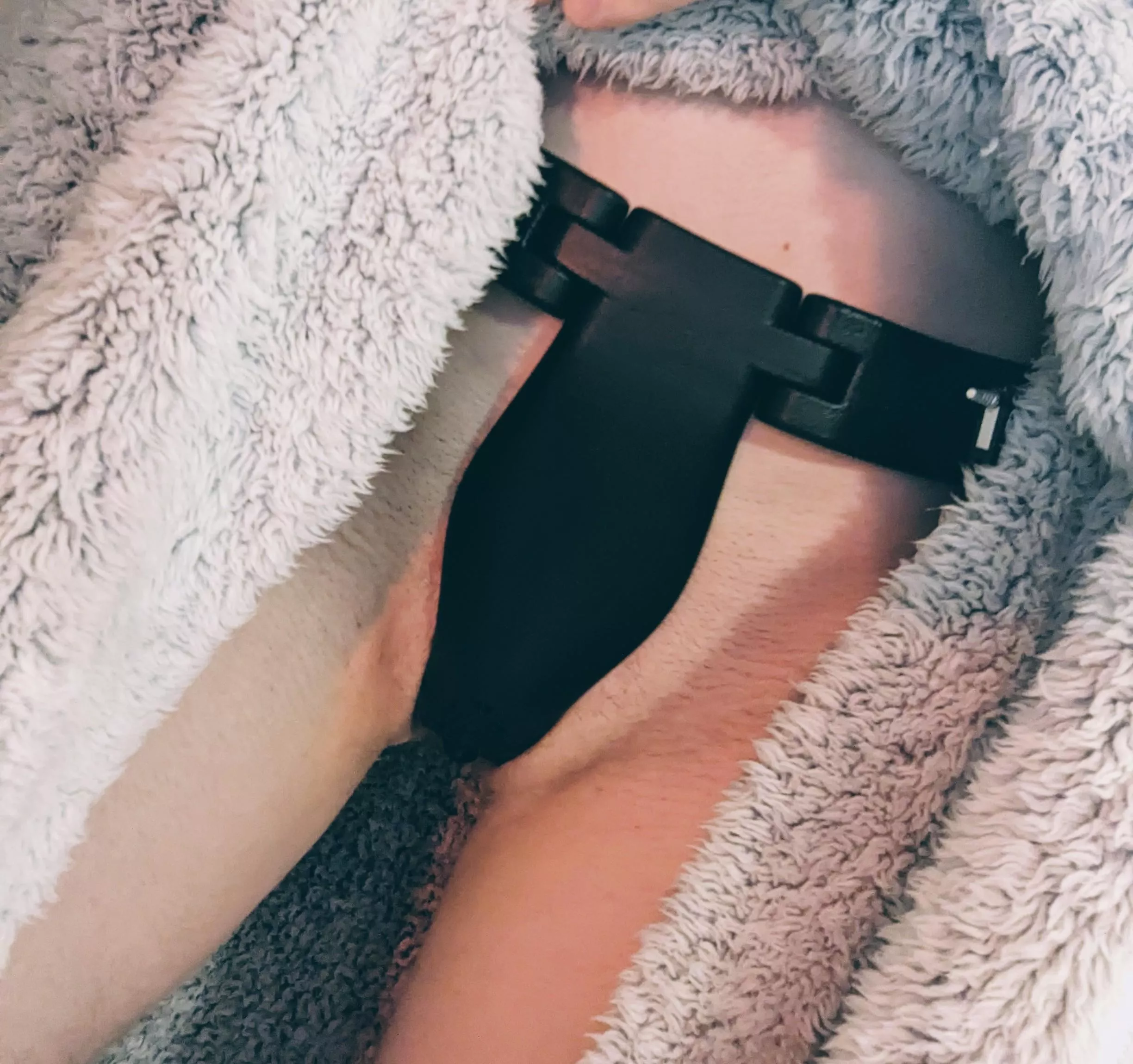 Just spent an hour going down on my girlfriend. Nothing makes the horny worse when you're belted 🔒🥵