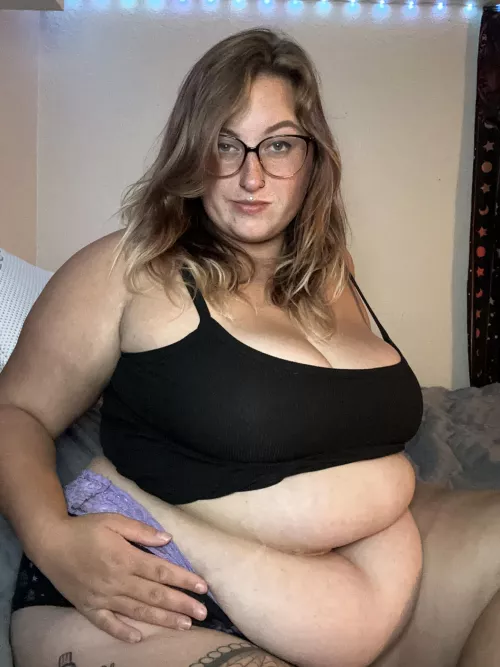 Ready for you to stuff my holes after stuffing my face 😈