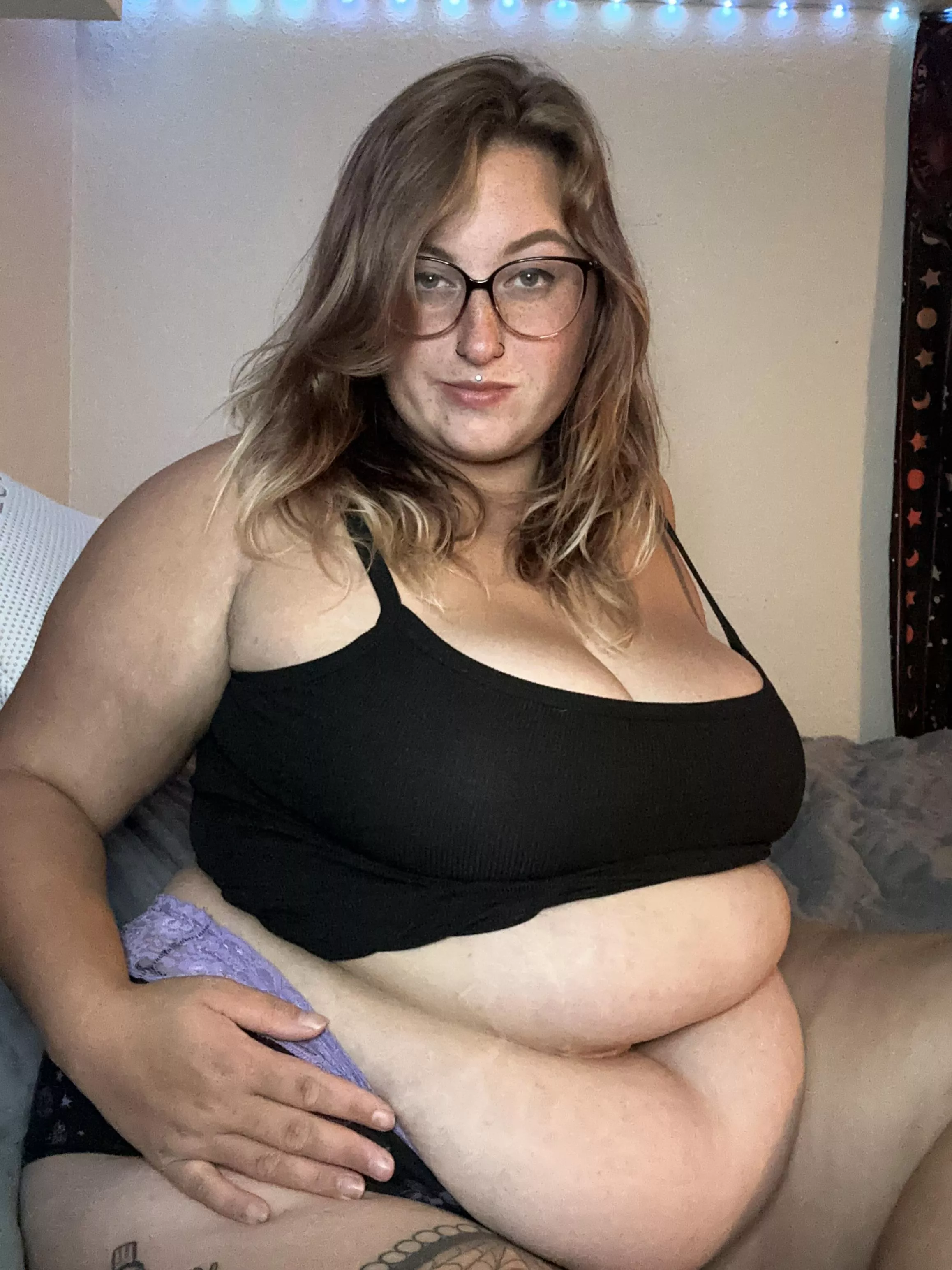 Ready for you to stuff my holes after stuffing my face 😈