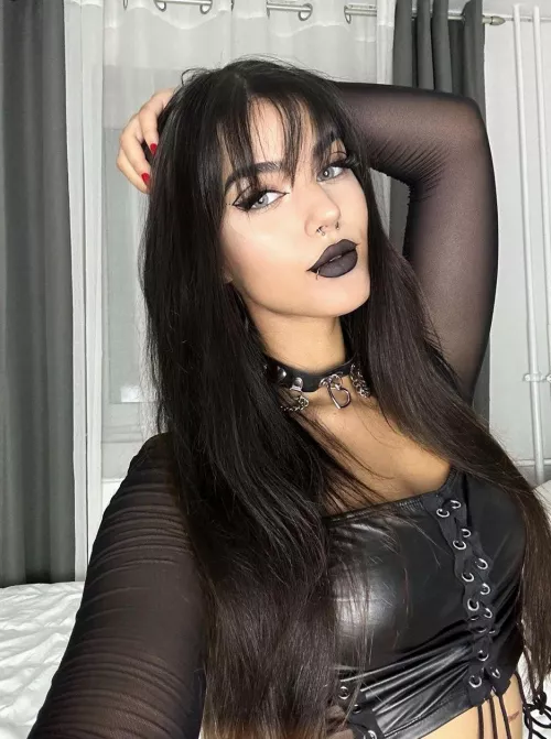 Red nails are classy ^^