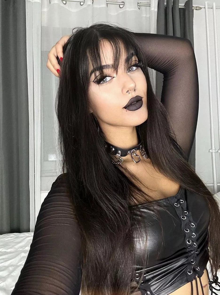 Red nails are classy ^^