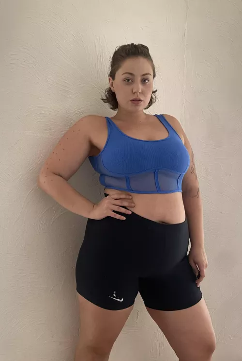 The chubby young girl is ready to hit the gym