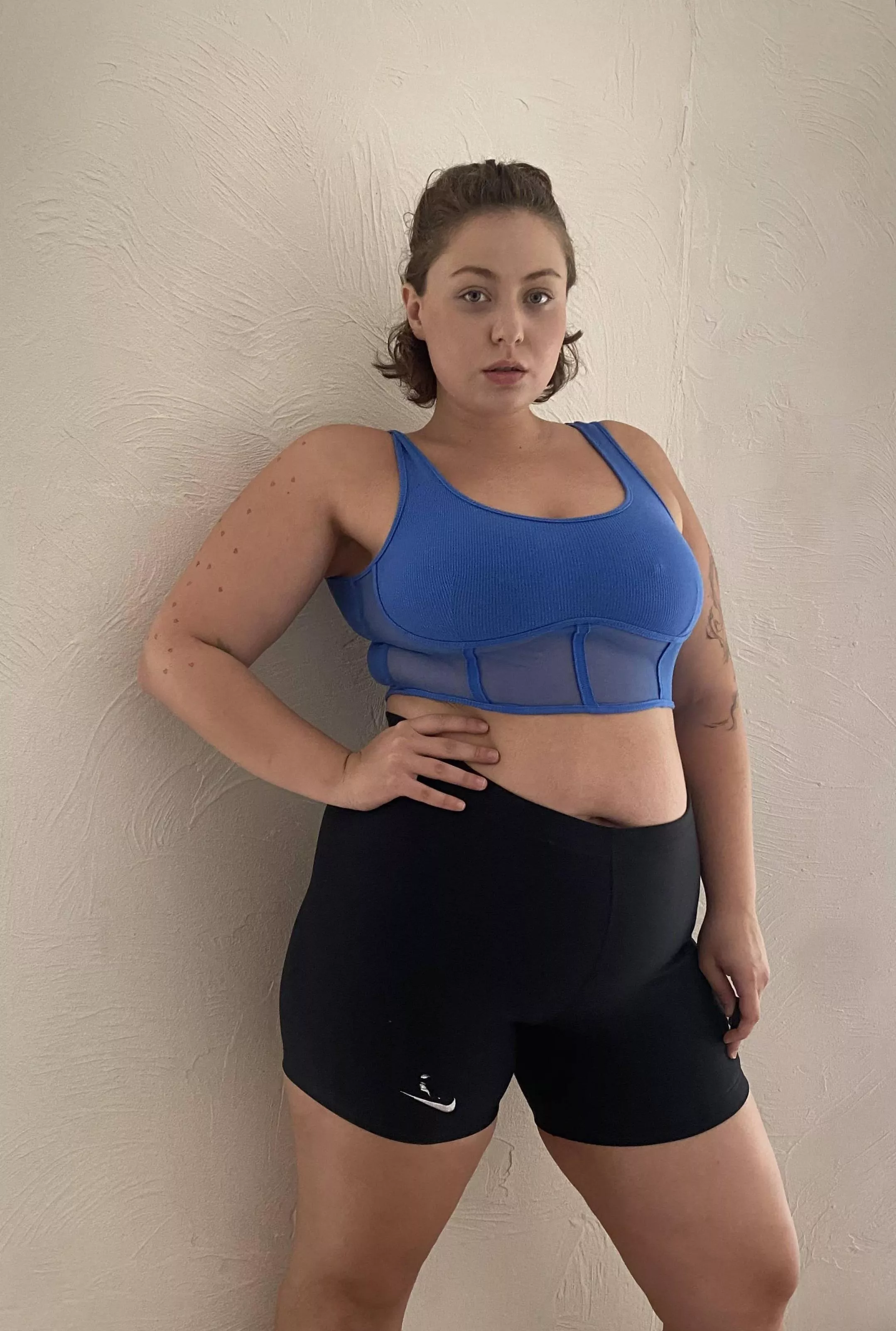 The chubby young girl is ready to hit the gym