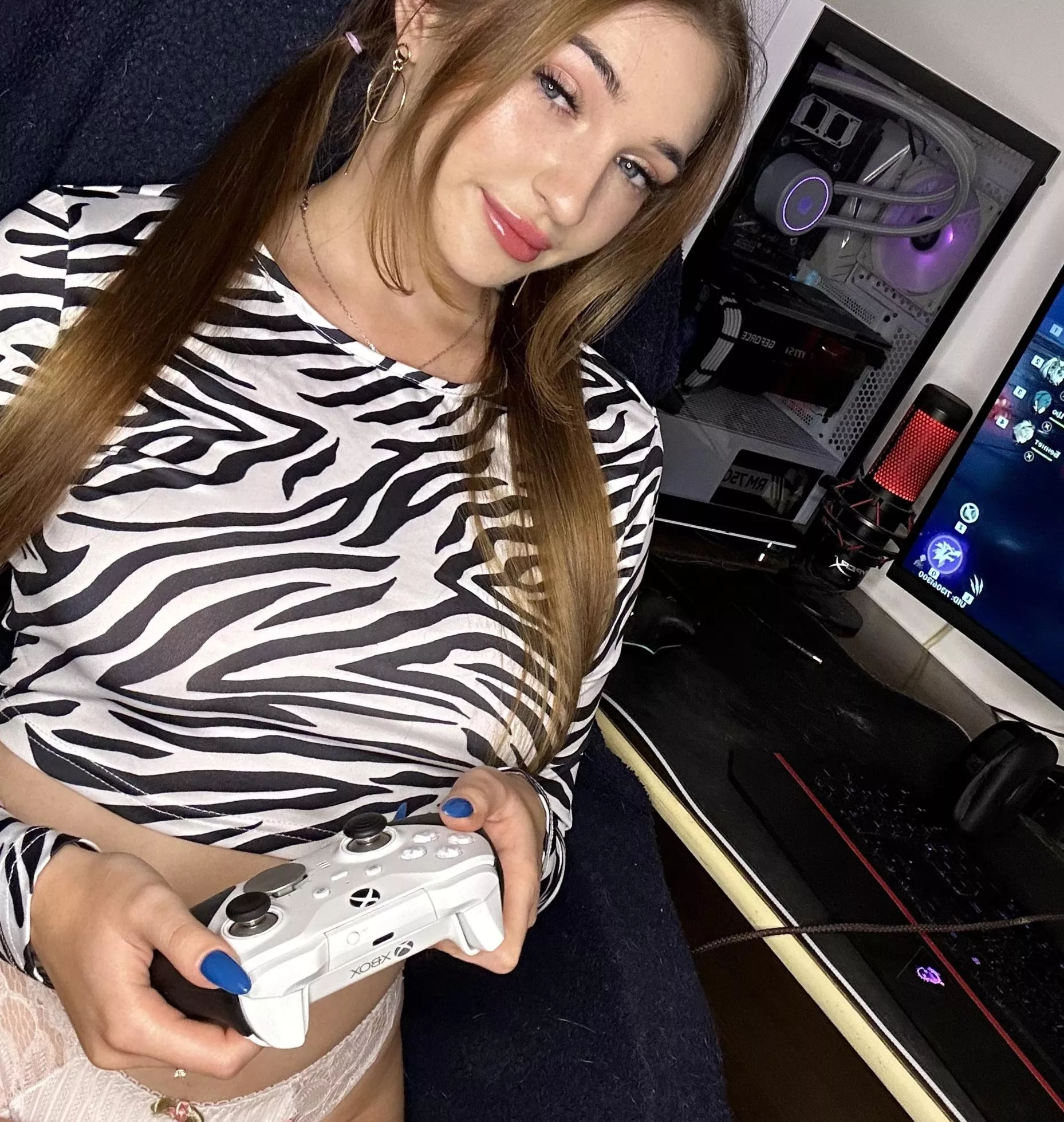 This gamer girl has topnotch tits