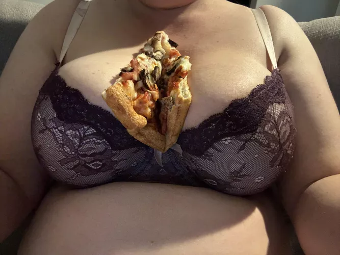 Who wants to see me eat more pizza?