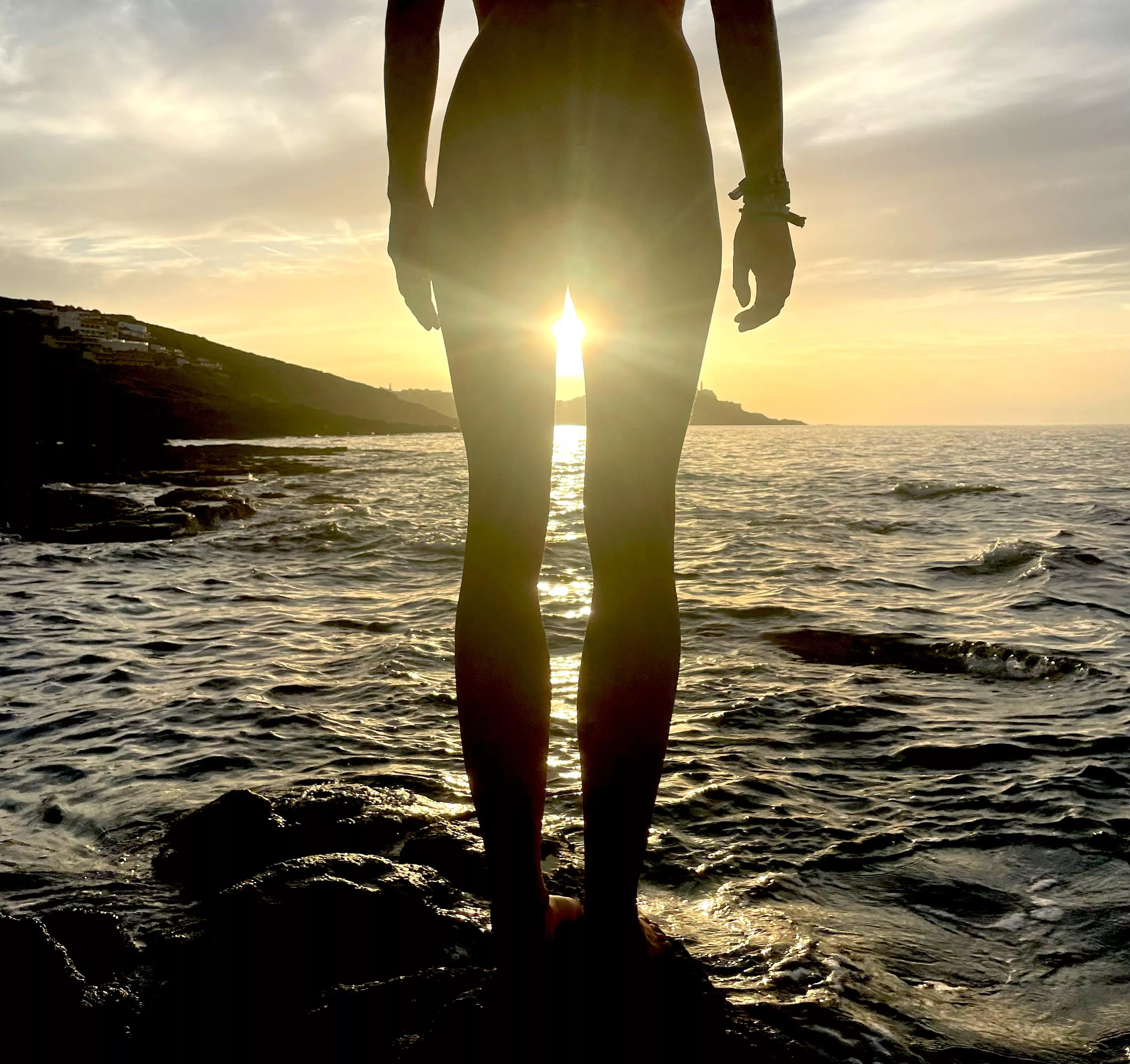 Do you like the sunset between my legs ? 