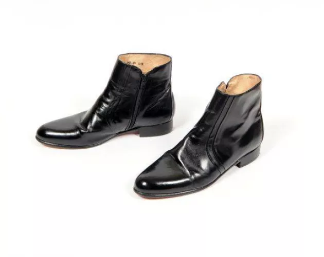 I've been trying to find boots like these, but I'm struggling. When I find something similar they have the ugly elastics on the side. Does anyone know what I should look for?