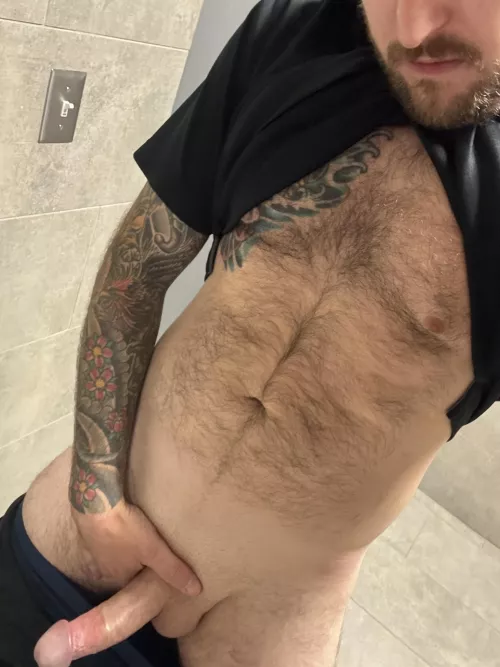 Married daddy is horny at work, let’s chat and keep me entertained DMs open 