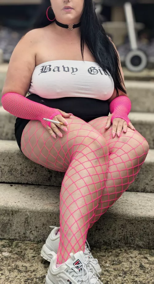 Do you like a trashy smoking princess? 👑🚬