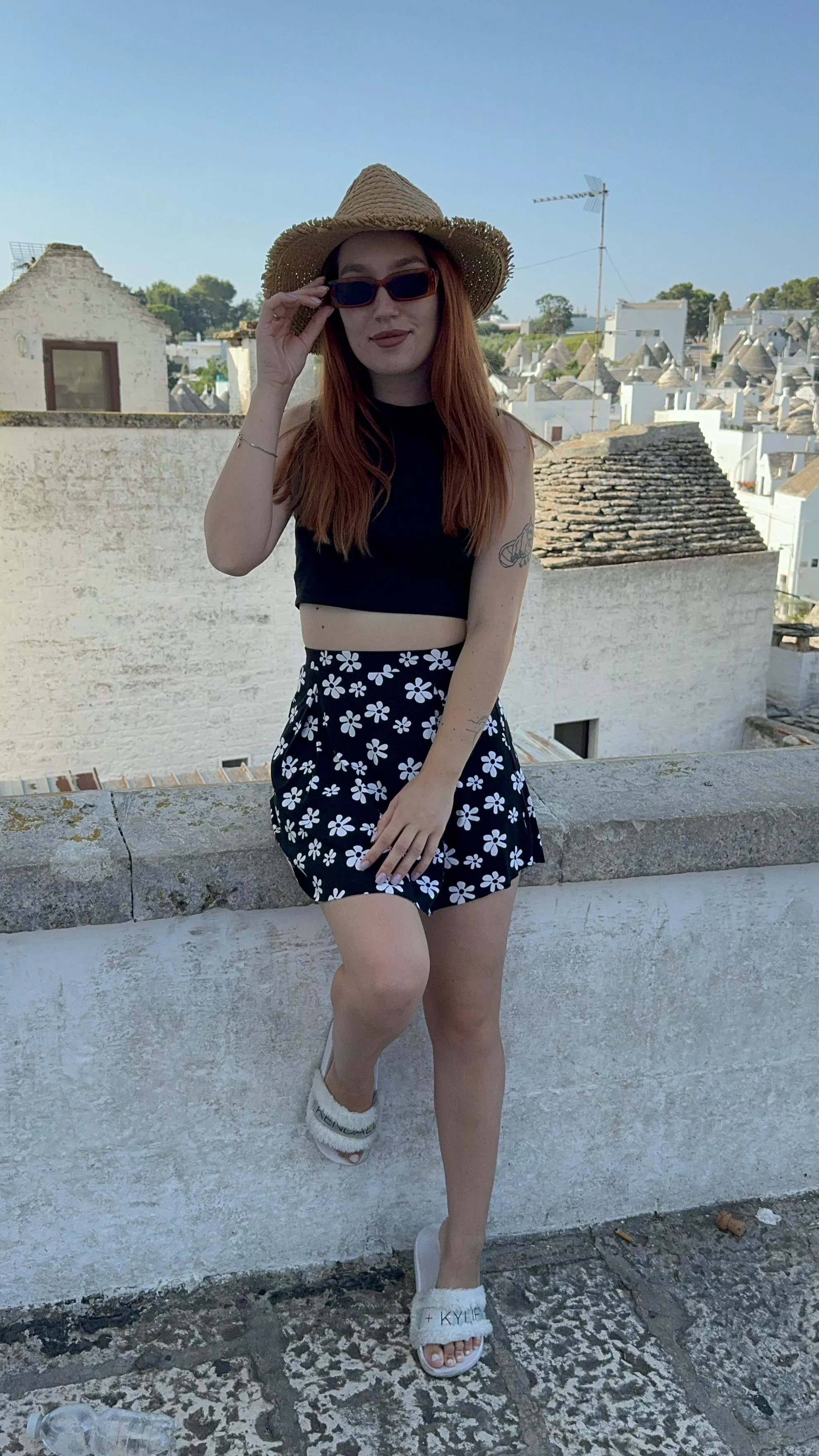 I look good in big hats