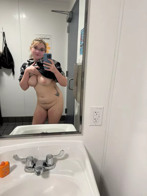 I’m just gonna drop my little work selfie here