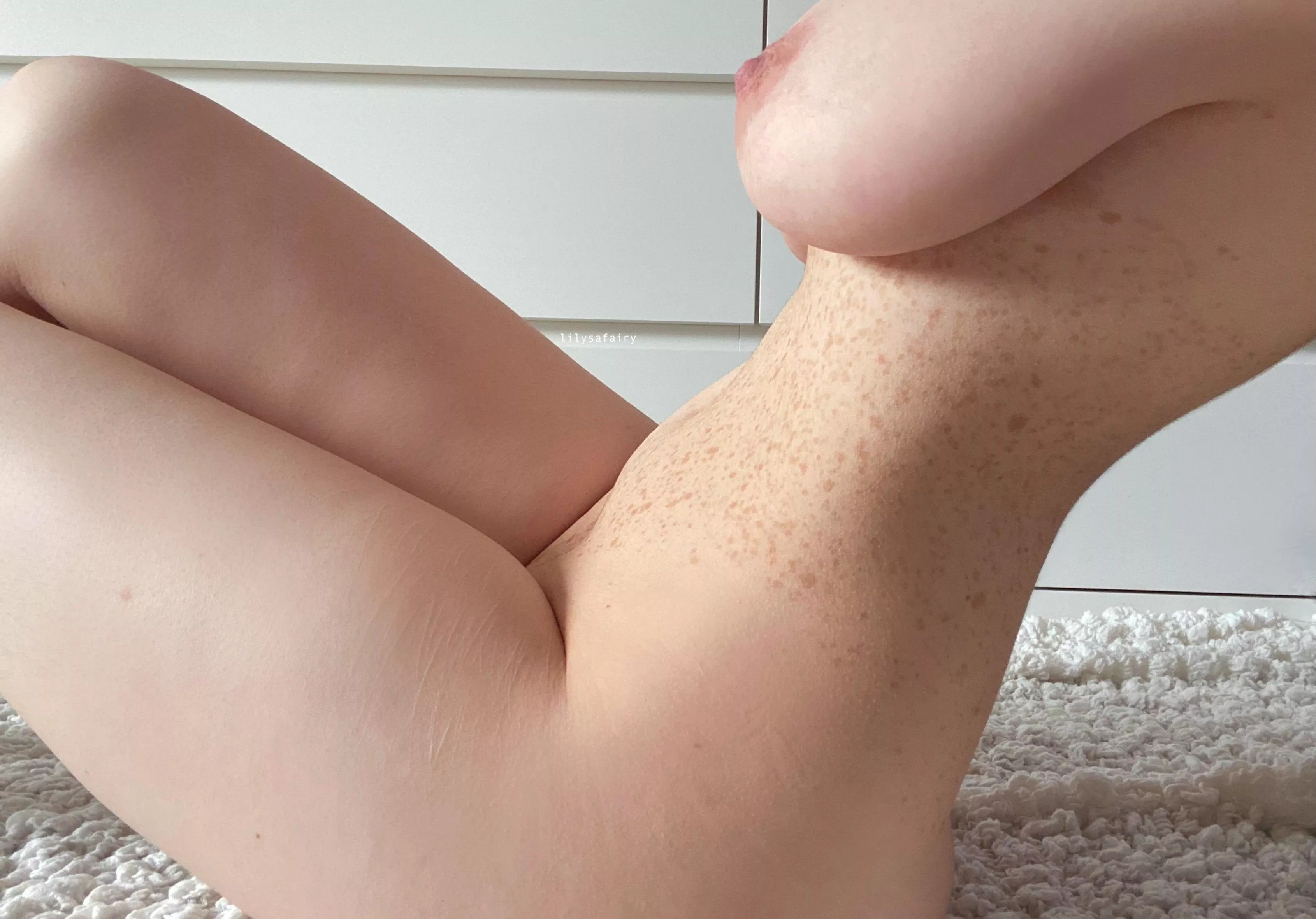 Sideboob while lounging 🤍