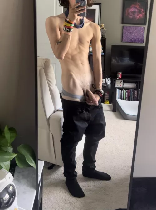 [23] i took some pictures in my friends bedroom while she was showering 🙊