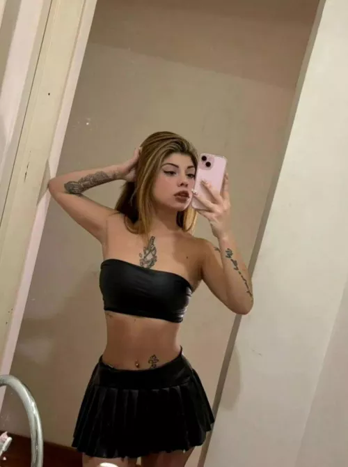 Feeling cute and carefree in this crop top
