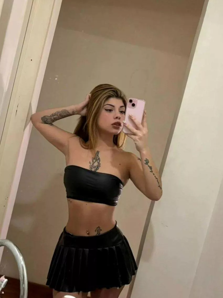 Feeling cute and carefree in this crop top
