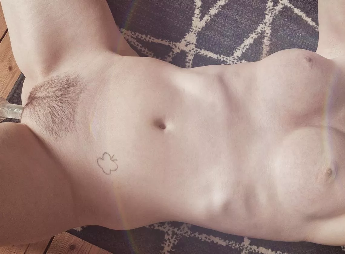 I love showing off my hairy pussy