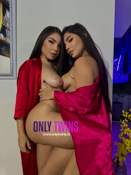 Always in twins one is the submissive and the other is the perverse one. 😏🎥🤩