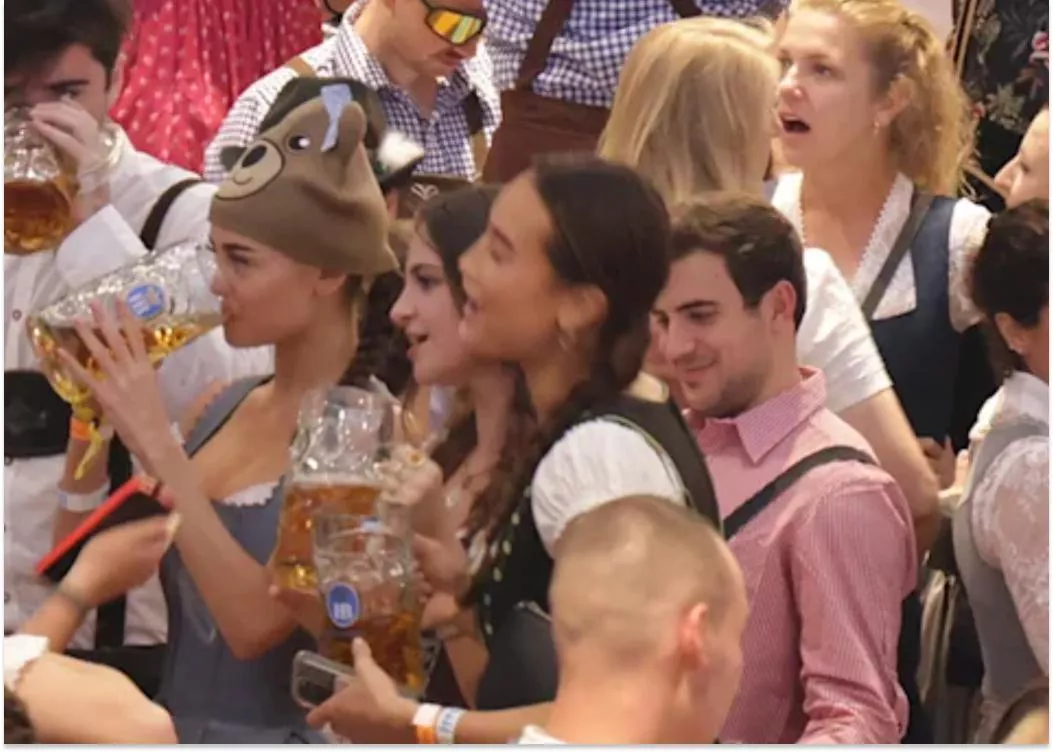 He lives our Leni-dream! 😍