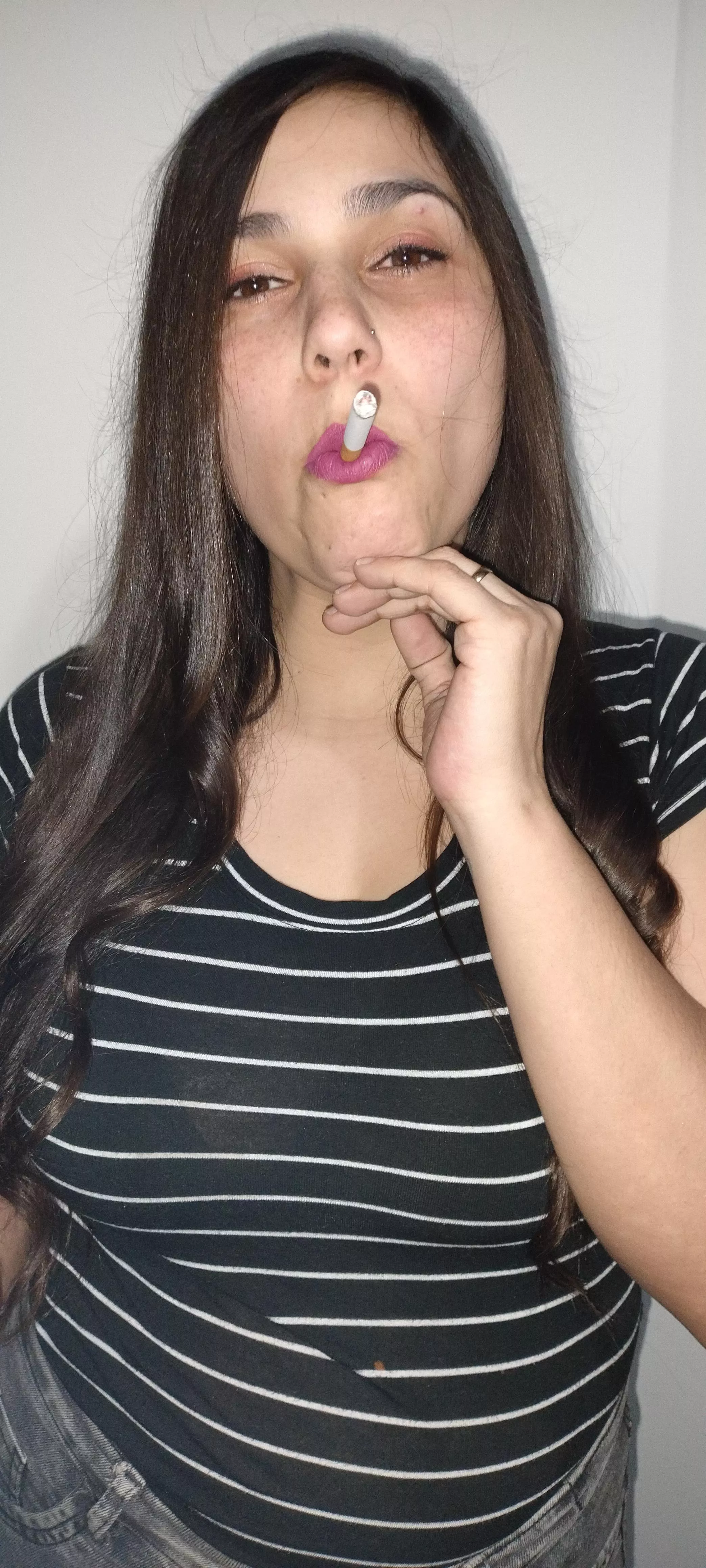 I'm a young milf, but with a lot of desire to smoke and have fun 🚬💨🔥💋