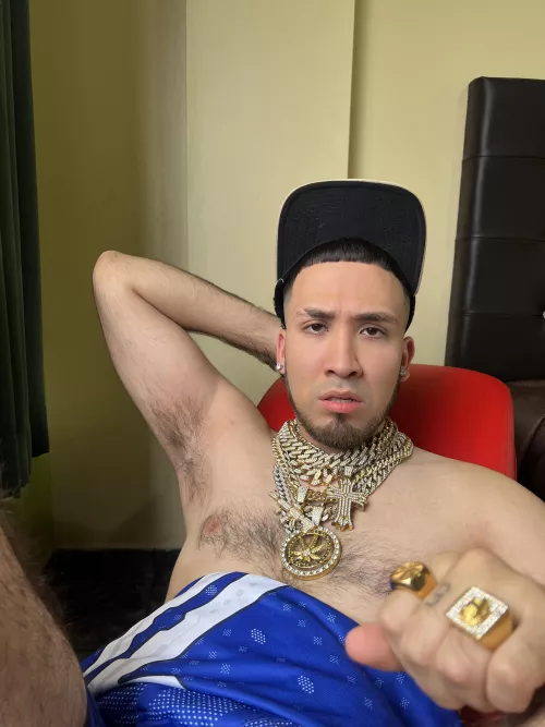 Im eager to feel your tongue running over this sweat covered armpit Im going crazy 