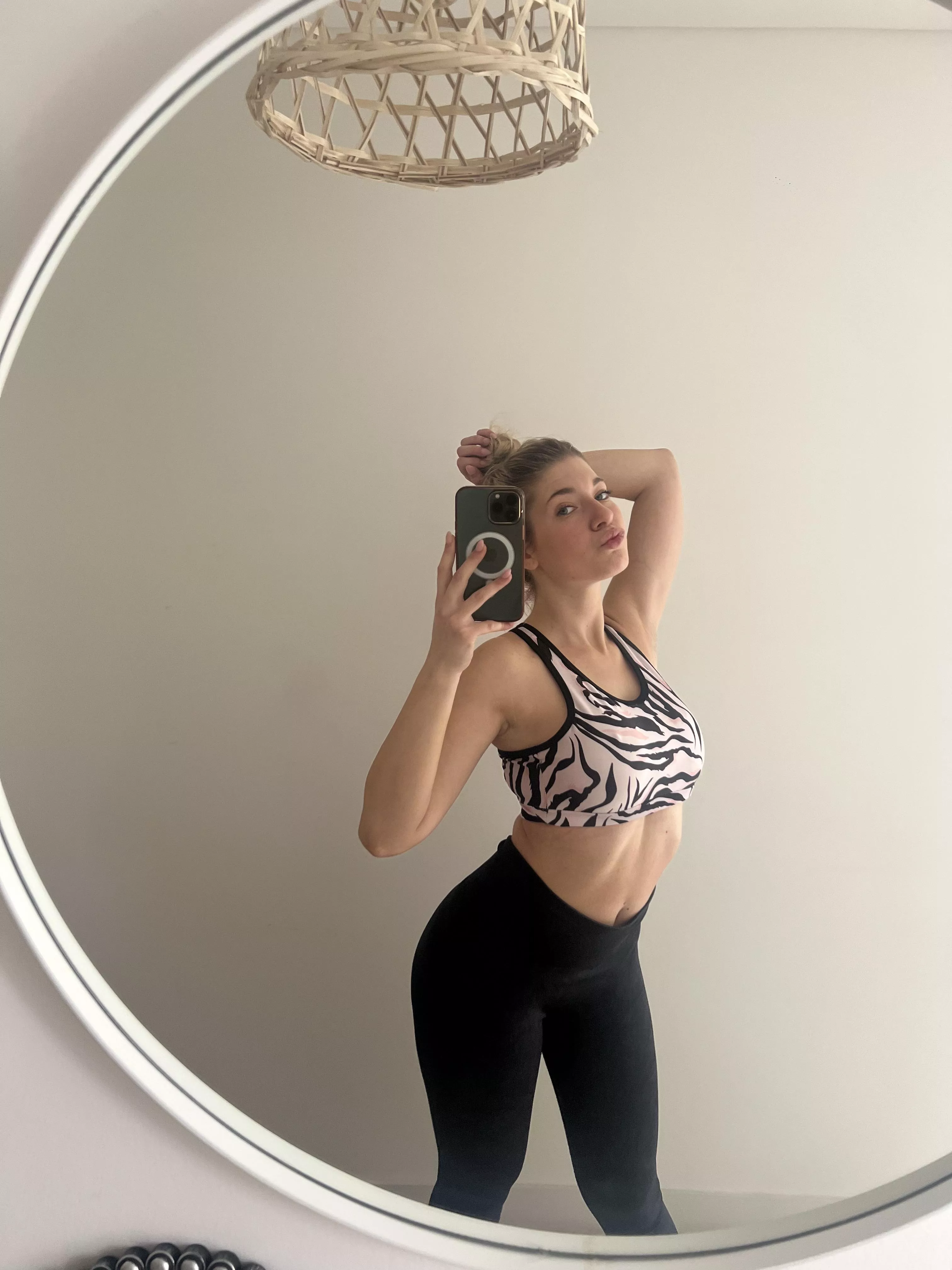 I'm really horny right now, so please get close to me