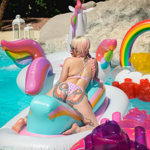 iT'S POOL SEASON WiTH AN iNKED UP HOLE