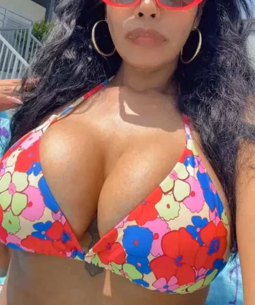 Lookin’ like a snack. Come, eat this milf !